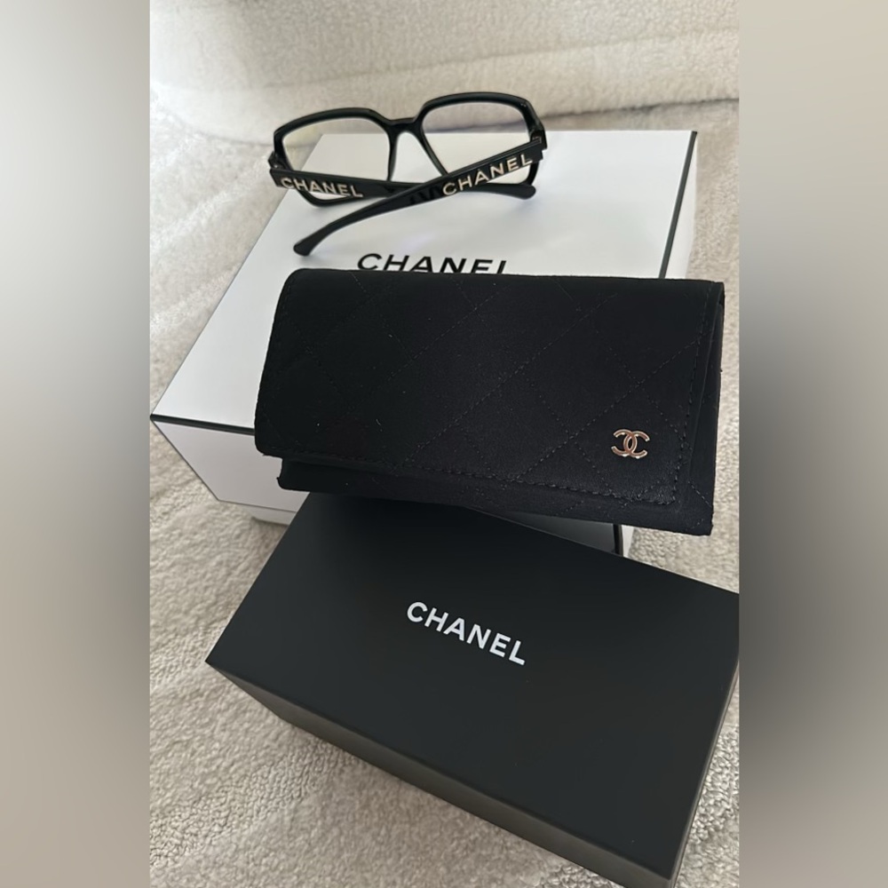 CHANEL Elegant Black Glasses with Logo Accent - Picture 2 of 5